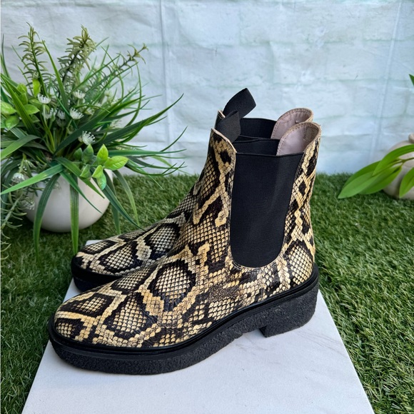 Loeffler Randall Raquel Chelsea Boots
$395.00
Color: Sahara women size 8 - Picture 11 of 14